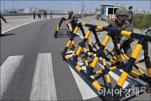 [포토]교량 교통통제소 설치훈련