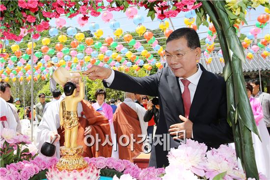 장만채 전남도교육감이 지난 14일 순천 송광사에서 열린 불기 2560년 석가탄신일 봉축법요식에 참석, 관불의식을 하고 있다.