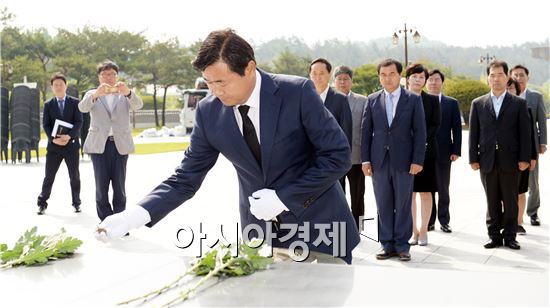 [포토]최영호 남구청장, 5·18 민주묘지 참배