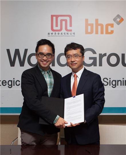 박현종 bhc 대표(사진 오른쪽)와 애드리안 쳉 뉴월드그룹 부회장(왼쪽)이 지난 13일 서울 그랜드하얏트호텔에서 bhc의 중국진출을 위한 전략적 사업협력 양해각서(MOU)에 서명하고 기념촬영을 하고 있다.