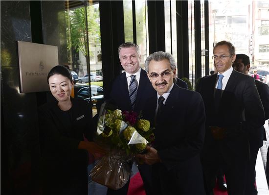 포시즌스 호텔 앤 리조트의 빌 게이츠와 함께 최대 주주인 사우디아라비아의 알 왈리드 빈 탈랄 왕자(사진 왼쪽에서 세번째)가 16일 포시즌스 호텔 서울 총지배인 루보쉬 바타와 함께 인사를 나누고 있다. 