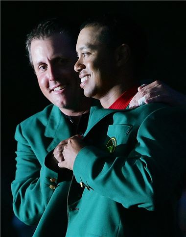 타이거 우즈(오른쪽)의 2005년 마스터스 우승 당시 전년도 챔프 필 미켈슨이 그린재킷을 입혀주고 있는 장면.
