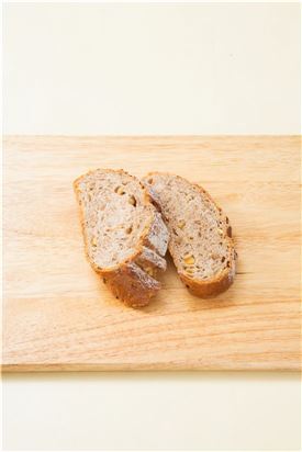 1. 곡물빵은 2cm 두께로 썬다.
