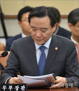 [포토]자료 확인하는 김현웅 장관