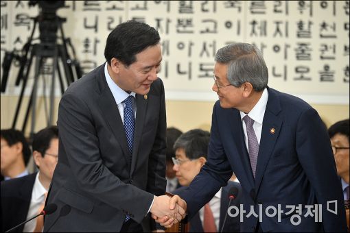 [포토]법사위 출석한 김현웅 장관
