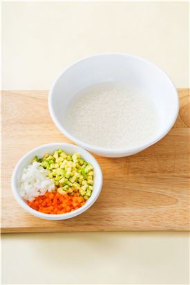 1. 쌀은 깨끗이 씻어 20분 정도 불리고 애호박, 양파, 당근은 잘게 다진다.
