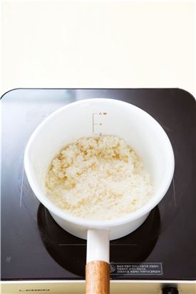 3. 냄비에 참기름을 두르고 불린 쌀을 넣어 충분히 볶다가 애호박, 양파, 당근을 넣어 3분 정도 더 볶고 물 3~4컵을 넣어 끓인다.
