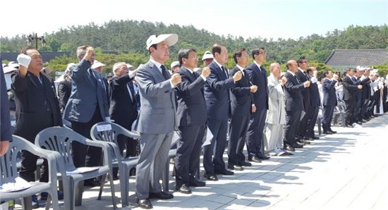 제36주년 5·18민주화운동을 하루 앞둔 17일 광주광역시 북구 운정동 국립5·18민주묘지에서 추모제가 거행된 가운데 참배객들 모두가 ‘님을 위한 행진곡’을 제창했다.