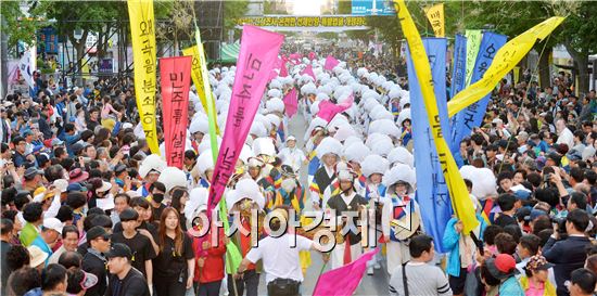 제36주년 5·18민주화운동 전야제가 열린 17일 오후 광주 동구 금남로 일원에서 오월풍물단, 5월 단체, 유족, 국회의원 등으로 이루어진 민주대행진단이 행진을 하고 있다. 
