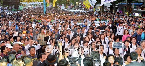 제36주년 5·18민주화운동 전야제가 열린 17일 오후 광주 동구 금남로 일원에서 오월풍물단, 5월 단체, 유족, 국회의원 등으로 이루어진 민주대행진단이 행진을 하고 있다. 