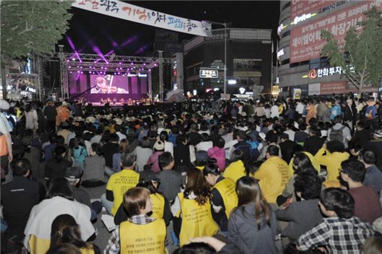 제36주년 5·18민주화운동 전야제가 17일 광주광역시 동구 금남로 일대에서 펼쳐졌다.