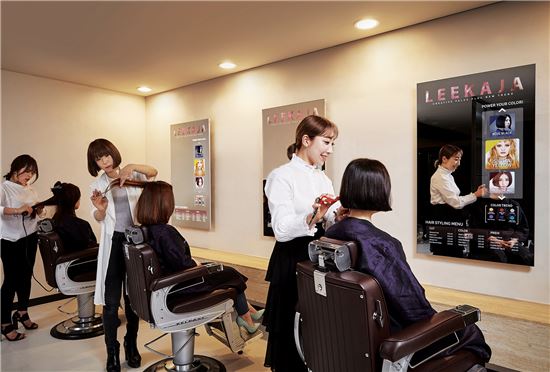 ▲삼성전자가 서울 올림픽로 롯데백화점 잠실점에 위치한 이가자 헤어비스에 55인치 미러디스플레이 제품을 설치했다.