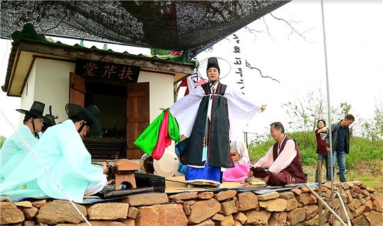 지난 15일 20년만에 열린 인천 교동도 부군당에서 주정자 만신이 악사들과 함께 굿을 벌이고 있다.