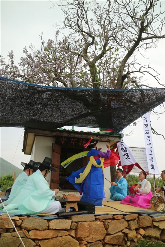 교동읍성 내 북쪽 가장 높은 자리에 위치한 부군당서 벌인 부군당굿.