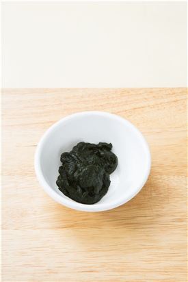 2. 매생이는 씻어 물기를 제거하여 먹기 좋게 썬다.
(Tip 매생이 대신 파래를 사용해도 좋다.)