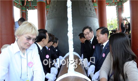 조영표 광주시의장ㆍ이낙연 전남지사ㆍ장대진 경복도의장ㆍ레이나누엔 2016 광주인권상 수상자ㆍ힌츠페터 미망인 엘델트라우트 브람슈테트ㆍ김관용 경북지사ㆍ권영진 대구시장ㆍ윤장현 광주시장(오른쪽부터 시계방향으로)이 18일 오전 광주시 동구 금남로 민주의 종각에서 열린 제36주년 5ㆍ18 광주민주화운동 기념일 ‘민주의 종 타종식’에서 타종하고 있다.
