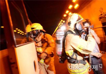 대전 시청 인근 공사장 화재…시커먼 연기 자욱