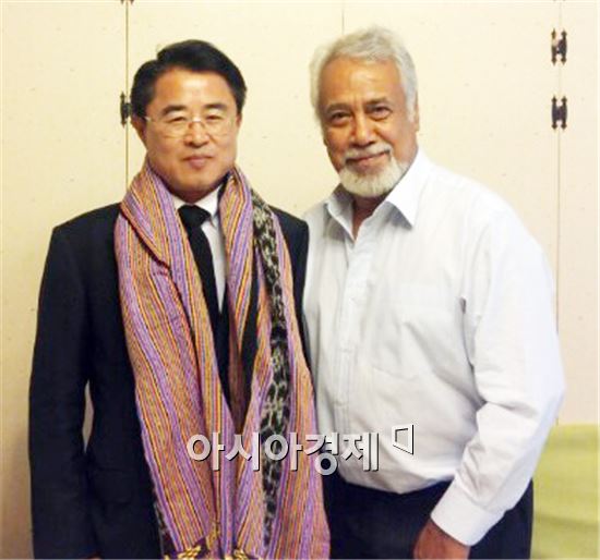 최경환 국회의원 당선자(북구을,국민의당)는 18일 광주 한 식당에서 동티모르 초대대통령이자 독립 영웅인 사사나 구스마오 전 대통령과 오찬을 갖고 정담을 나눴다.