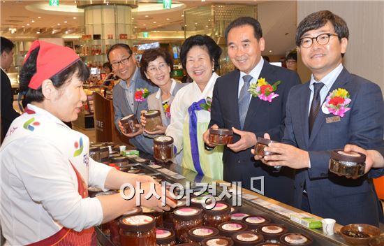 순창군은  18일부터 오는 22일까지 5일간 롯데백화점 광주점 지하 1층 식품매장에서 순창 우수농특산물에 대한 특별판매 행사를 진행한다.