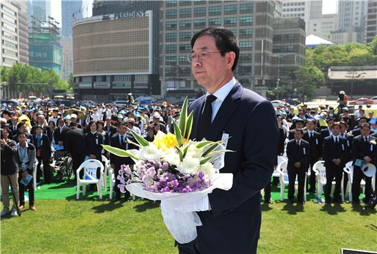 구의역 현장 방문한 박원순 시장 "지위고하 막론하고 책임 묻겠다, 외주화 개선"