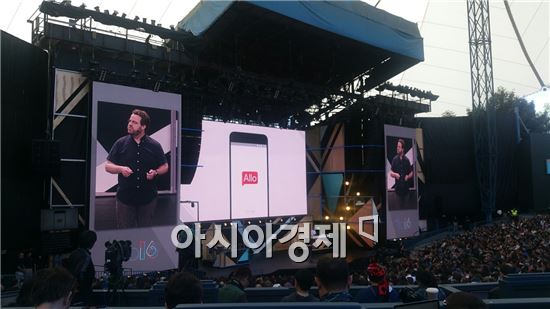 18일(현지시간) 구글 I/O에서 에릭 카이 구글포토팀 디렉터가 스마트 메신저 앱 '알로'를 소개하고 있다.