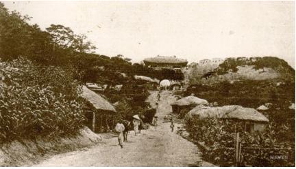 1910년 창의문 옛길 모습 