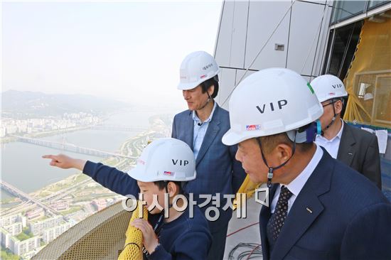 노병용 롯데물산 대표(왼쪽에서 두번째)가 이창섭군(맨 왼쪽)과 롯데월드타워 120층에서 서울 전경을 바라보고 있다. 