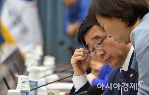 [포토]보고 받는 이기권 장관