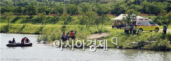 구례군(군수 서기동)은 지난 18일, 유관기관과 민간단체, 주민 등 200여 명이 참여한 가운데 산동면 구만제 서시천변에서 풍수해 재난대응 안전한국 현장 대응훈련을 실시했다.