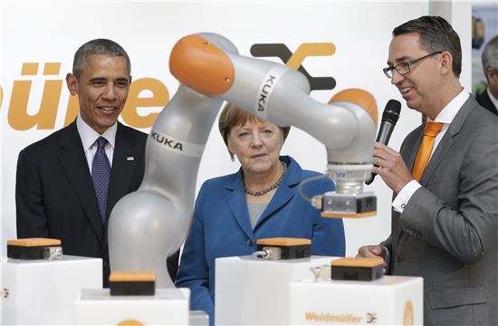 버락 오바마 미국 대통령과 앙겔라 메르켈 독일 총리가 지난달 25일 하노버 산업박람회에서 쿠카가 개발한 로봇의 시연을 바라보고 있다. <AP=연합뉴스>