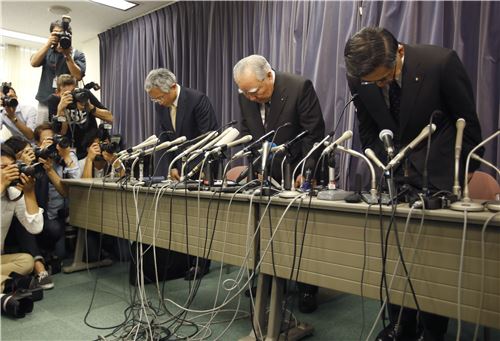 ▲스즈키 오사무 스즈키자동차 회장(가운데) 등 임원들이 18일 도쿄에서 기자회견을 열고 연비 부정 측정 사실을 밝히며 고개 숙여 사과하고 있다. (AP = 연합뉴스)