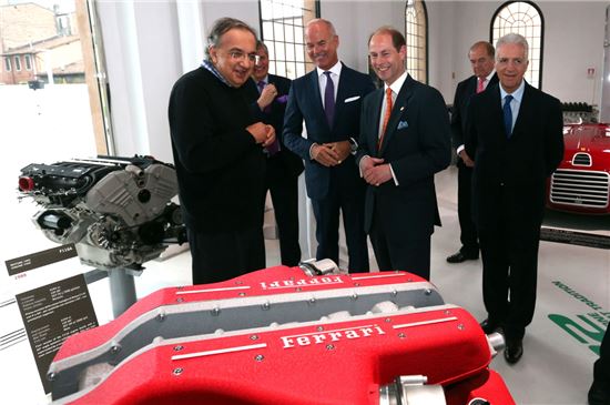 영국 왕실의 에드워드 왕자(앞줄 오른쪽 두 번째)가 엔초 페라리 박물관에 방문해 관계자로부터 자동차 부품에 대한 설명을 듣고 있다.