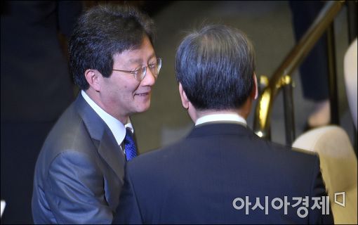 [포토]인사하는 김무성·유승민