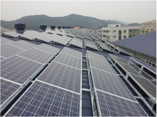 공장 지붕 위에 설치된 태양광발전 시설.