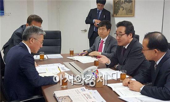이낙연 전남지사는 19일 서울 국립극단 장관 집무실에서 김종덕 문화체육관광부 장관을 면담했다. 지역현안사업을 설명하고 정부예산에 반영되도록 협력해 달라고 요청했다. 