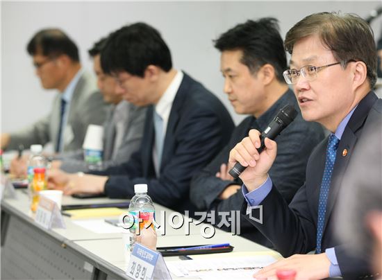 [포토]정보보호산업 경쟁력 논의하는 최양희 장관