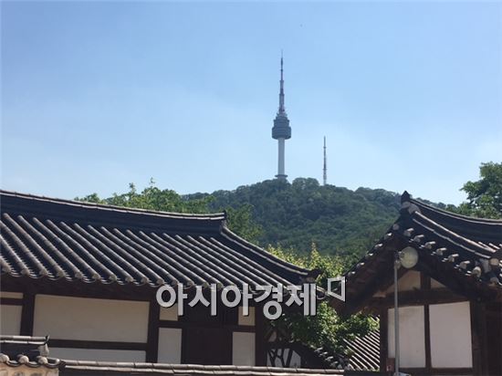 남산골한옥마을에선 한옥 사이로 남산타워가 보인다.
