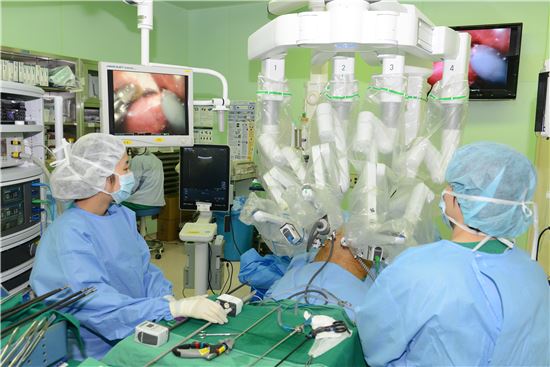 [과학을 읽다]로봇 이용 간이식 수술 성공해