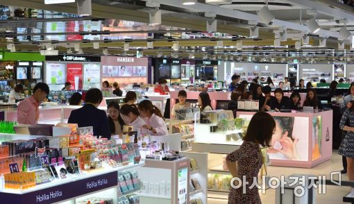 서울 시내 한 면세점에서 고객들이 제품을 살펴보고 있다. (위 사진은 기사와 무관함)