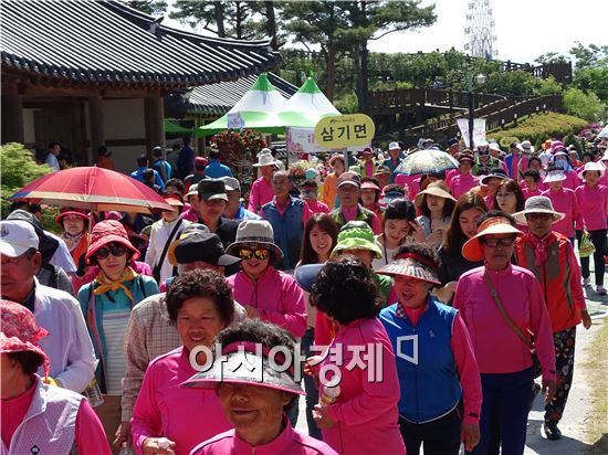 [포토]곡성장미축제 개막을 알리는 주민건강걷기대회
