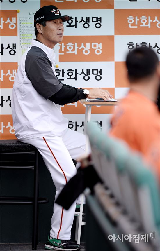 [포토]김성근 감독, '허리 수술 이후 높아진 탁자와 의자'