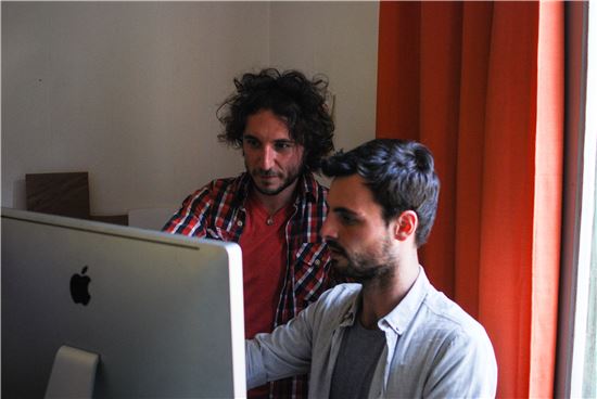 복스팝 설립자 파비오 카포페리 대표(왼쪽)가 엔지니어인 동료와 함께 컴퓨터 모니터를 보며 의견을 나누고 있다. 