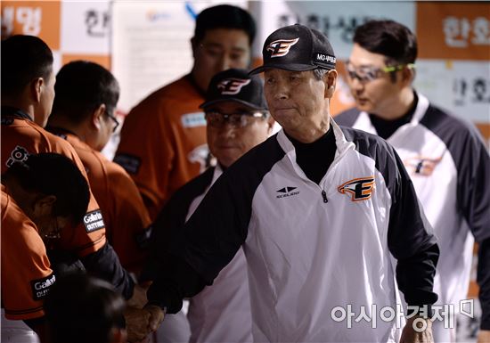 [포토]코치들과 승리의 악수하는 김성근 감독