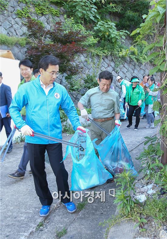 [포토]김성환 동구청장, 내집 앞 내가 쓸기 청결운동 펼쳐