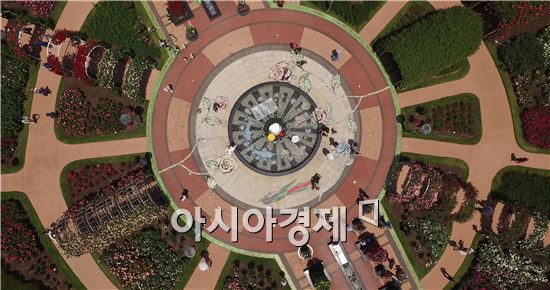 폭염이 연일 계속되는 가운데 21일 곡성 세계장미축제를 찾은 수많은 가족, 연인, 어린이 등 관광객들이 곡성섬진강기차마을 내에 위치한 1004장미공원을 거닐며 형형색색 꽃물결을 이룬 꽃의 여왕 장미의 자태를 감상하고 있다.

  

장미향이 가득한 제6회 곡성 세계장미축제는 5월 20일부터 29일까지 10일간 전국적인 관광명소로 자리매김하고 있는 곡성 섬진강기차마을에서 펼쳐진다. 사진제공=곡성군
