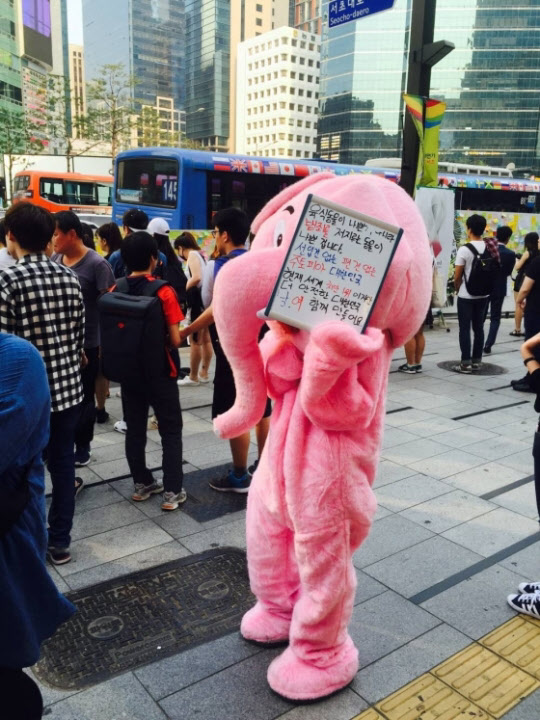 강남역 추모 현장에 나타난 '핑크 코끼리'…네티즌 의견 엇갈려