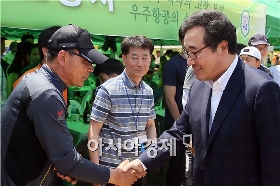 이낙연 전남지사가 21일 나주 동신대학교 운동장에서 열린 2016 소방가족 어울림 한마당에서 소방공무원과 가족들을 격려하고, 그동안의 노고를 치하했다. 소방공무원과 가족, 소방보조인력 등 2,000여명이 참여했다. 
