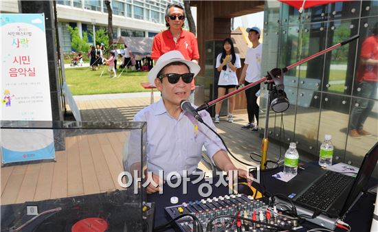 윤장현 광주광역시장은 21일 시청 앞 광장 일원에서 열린 제51회 광주시민의 날 기념식에 참석해 1일 DJ로 나섰다.