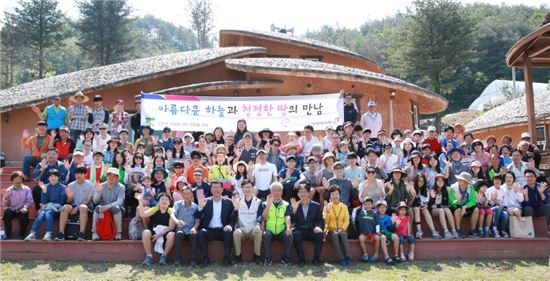 아시아나항공 임직원들이 외삼포2리 산초울 마을을 방문해 봉사활동 및 기증품 전달식을 마치고 마을 주민들과 함께 기념 촬영을 하고 있다.
 