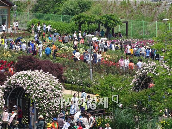 [포토]무더운 여름 장미향기에 취한 상춘객들